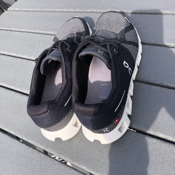 SOLD On Running Cloud 5 Charcoal Athletic Shoes like new - Picture 2 of 9